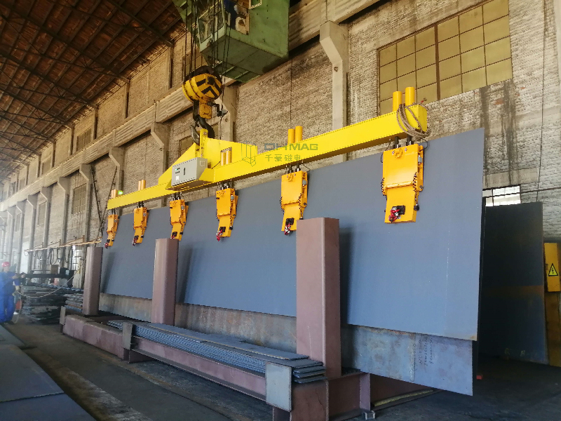 立式鋼板貨架吊裝新選擇：電永磁吊具引領安全節(jié)能新潮流